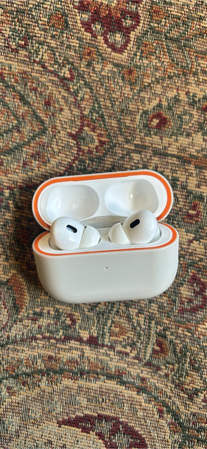 Apple AirPods Pro (2nd generation) Charging Case - photo 2