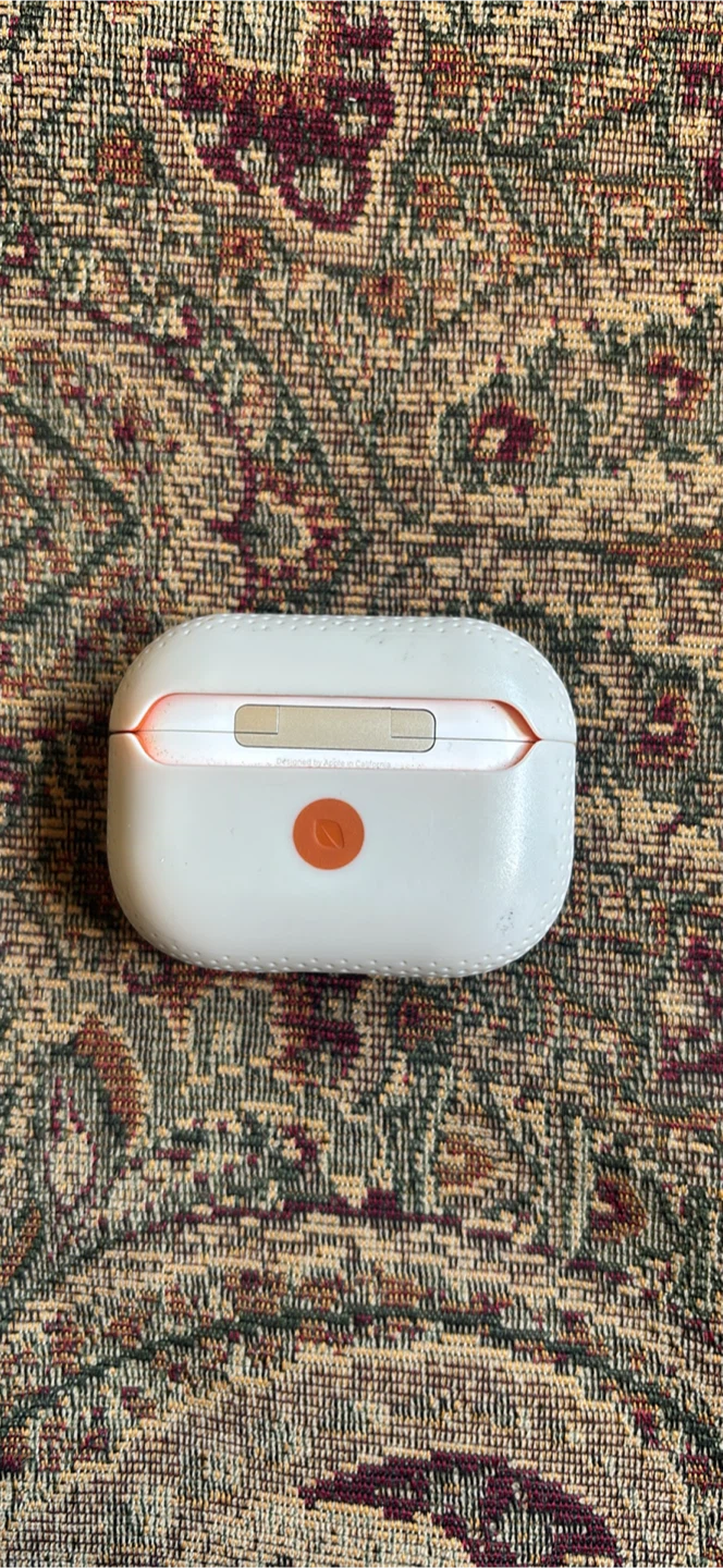 Apple AirPods Pro (2nd generation) Charging Case - photo 3