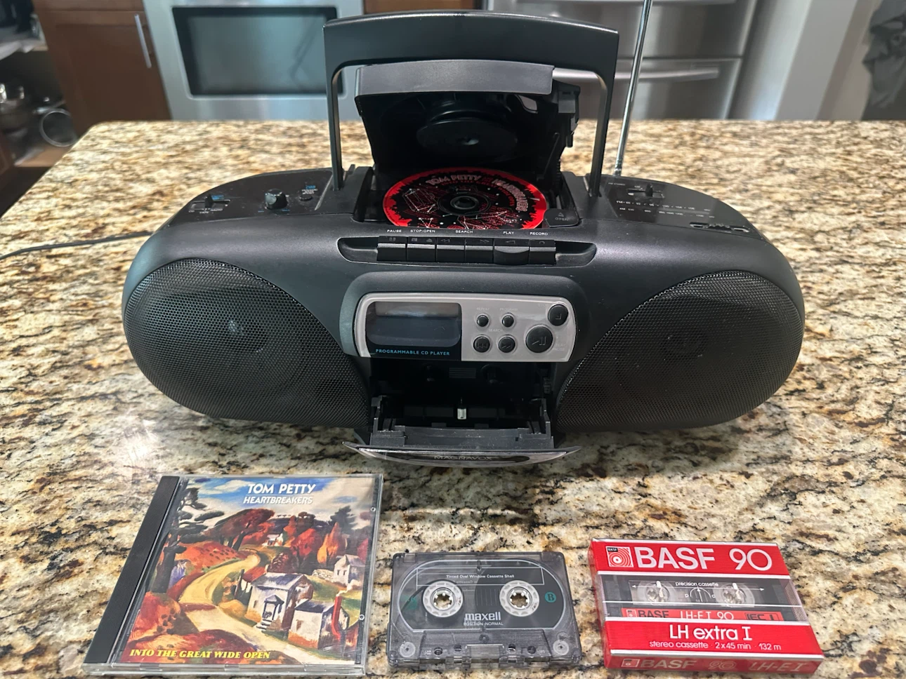 Magnavox AZ100 boombox stereo cassette CD AM/FM radio