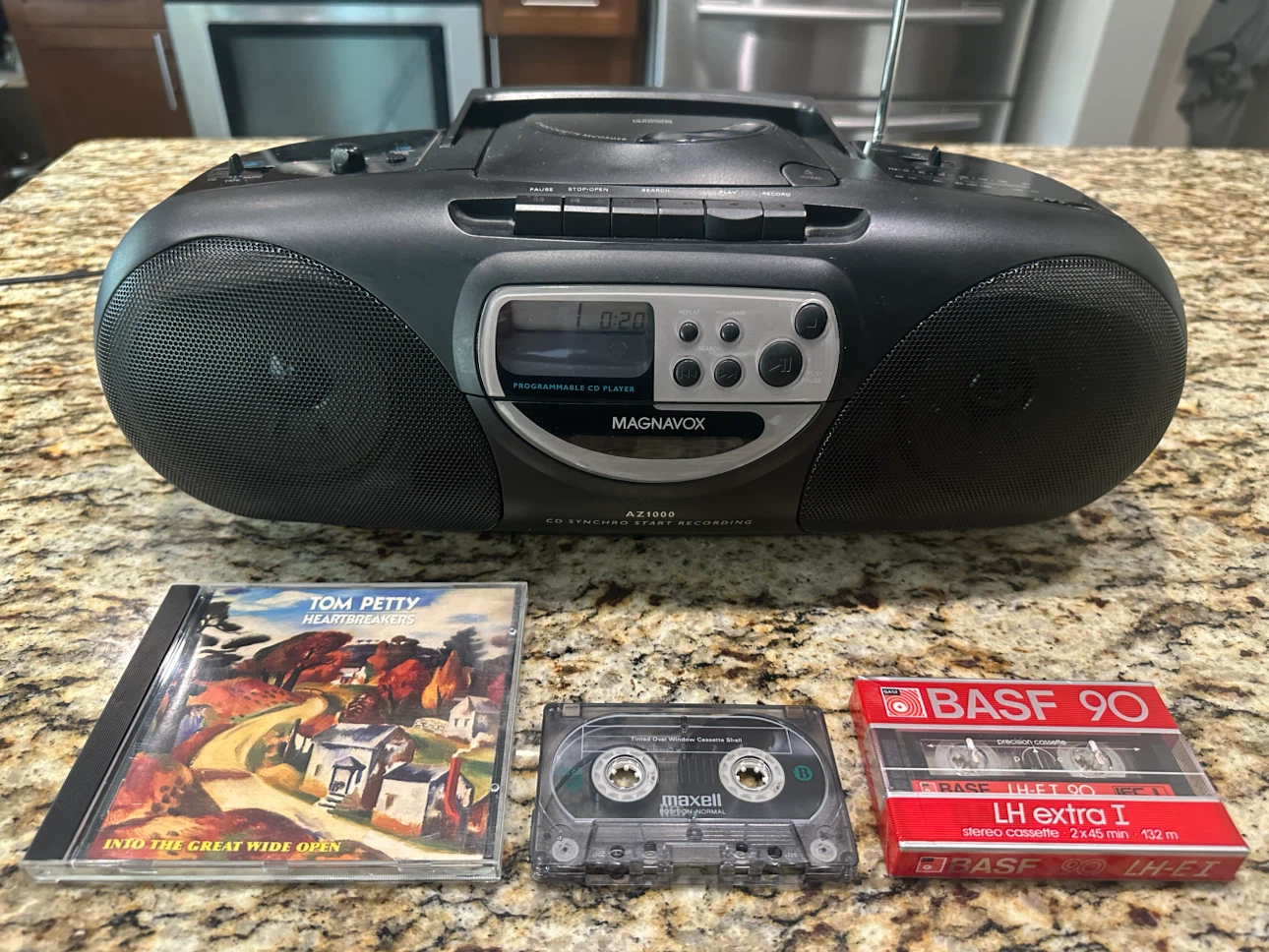 Magnavox AZ100 boombox stereo cassette CD AM/FM radio - photo 2