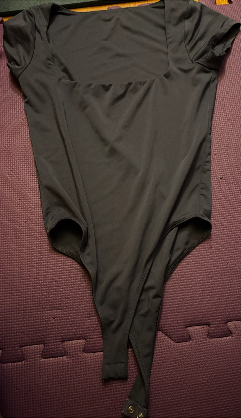 Bodysuit noir à col carré