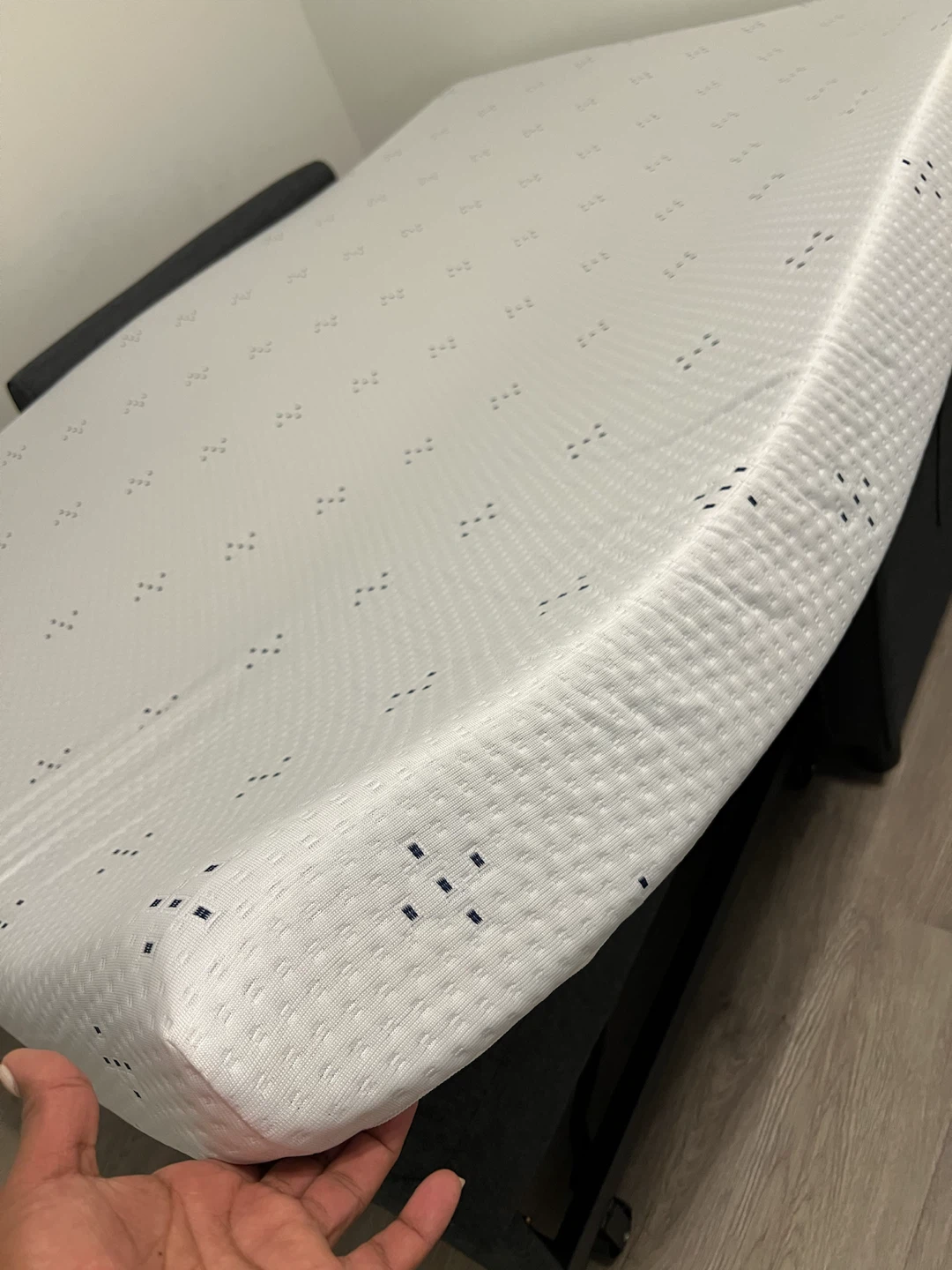 White full Size 4” reversible gel memory foam topper - photo 3