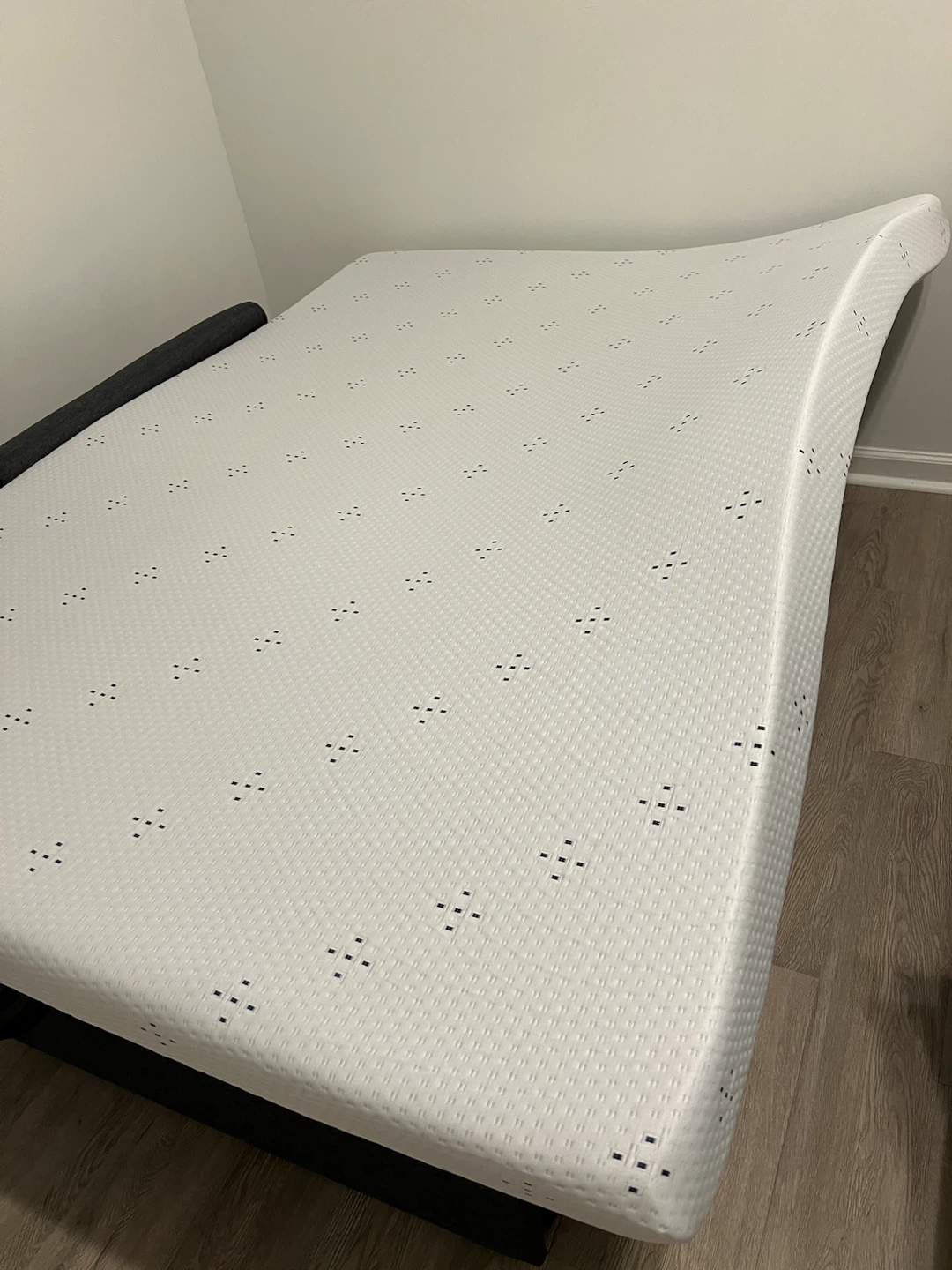 White full Size 4” reversible gel memory foam topper - photo 4