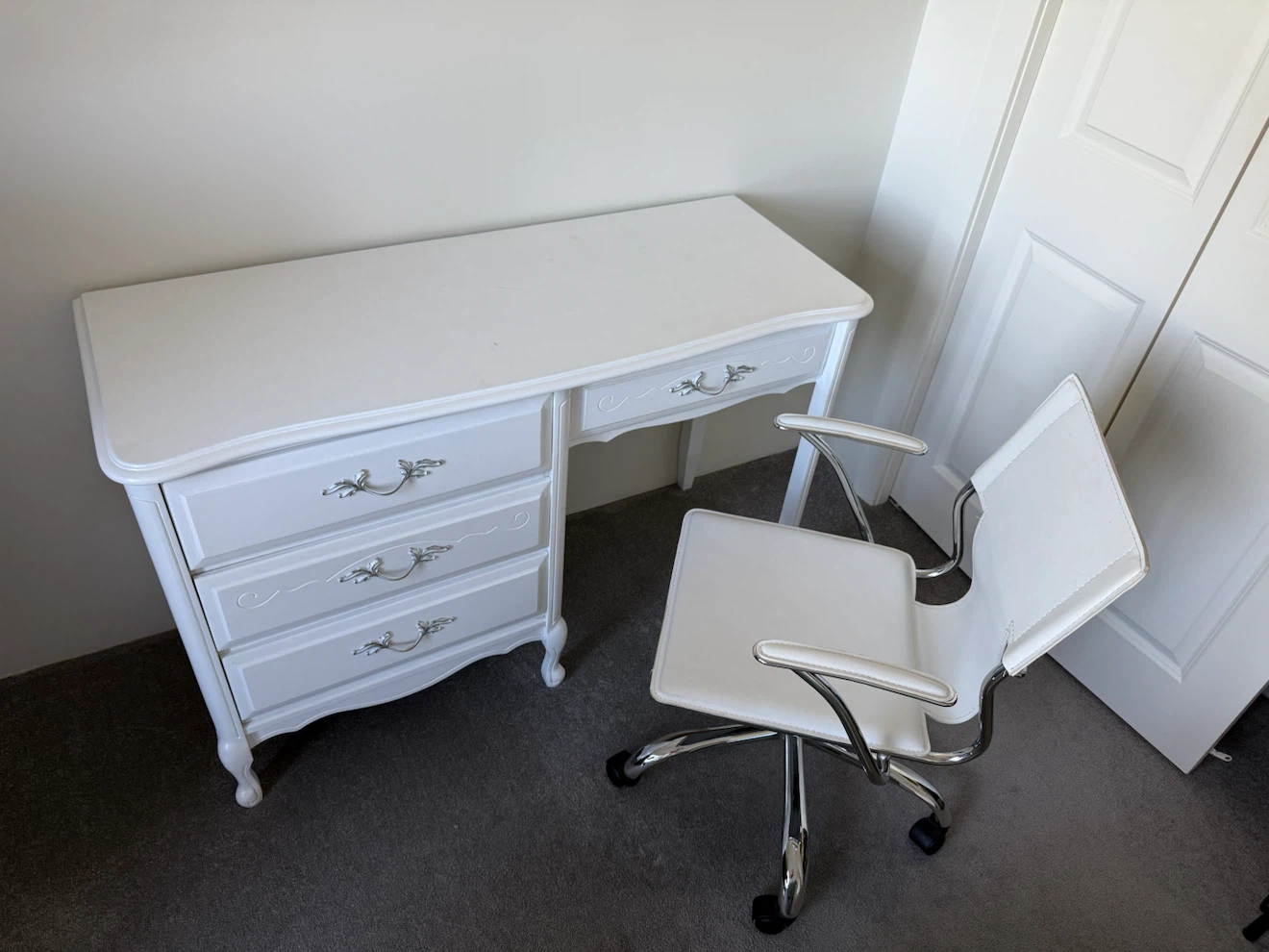 Vanity desk with chair