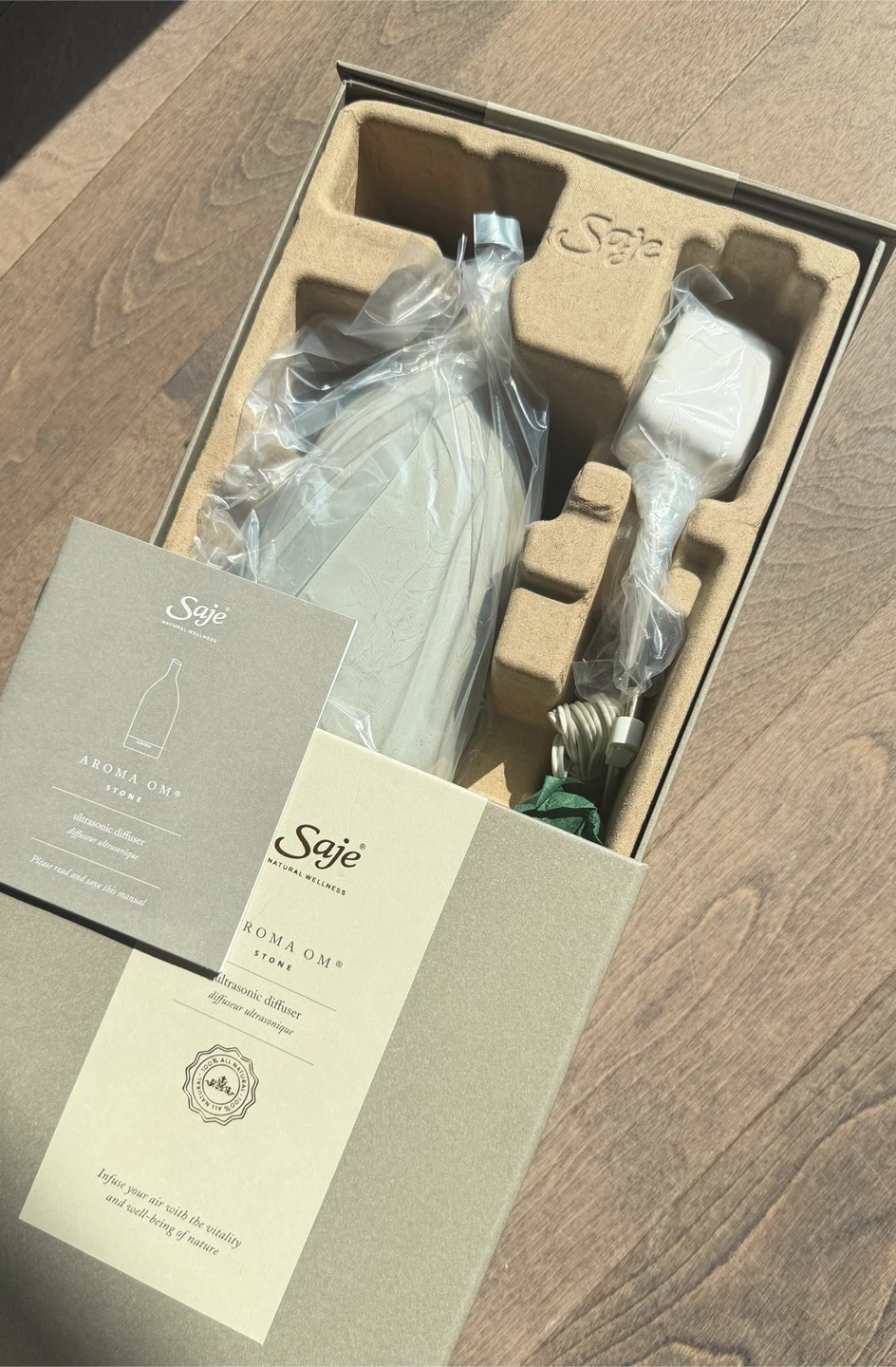 BRAND NEW Saje Ultrasonic Diffuser + 2 essence oil - photo 2
