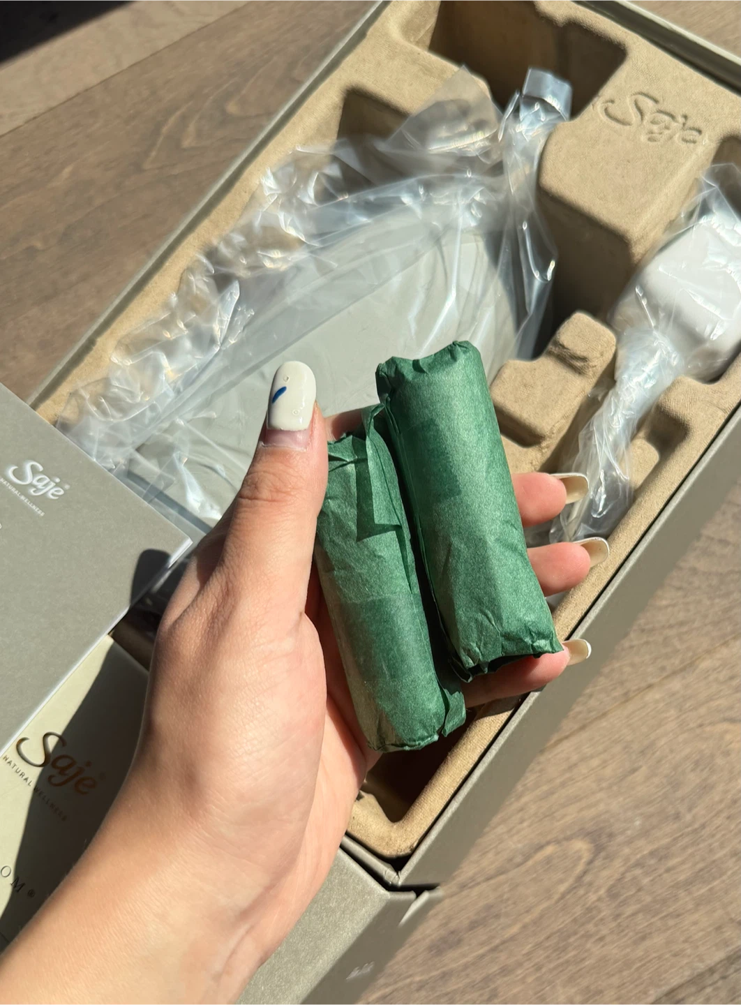 BRAND NEW Saje Ultrasonic Diffuser + 2 essence oil - photo 4