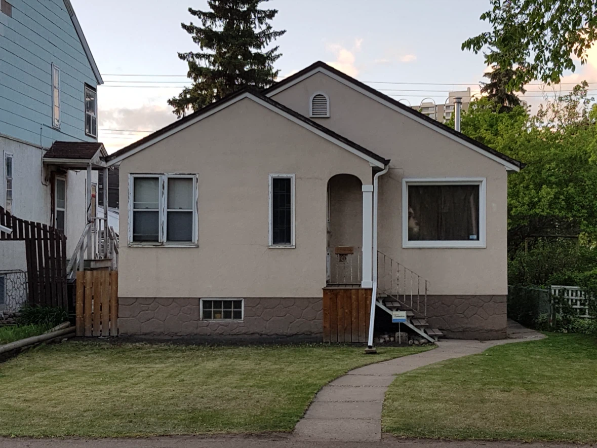 2 bedroom house 1 km walk to UofA North Campus