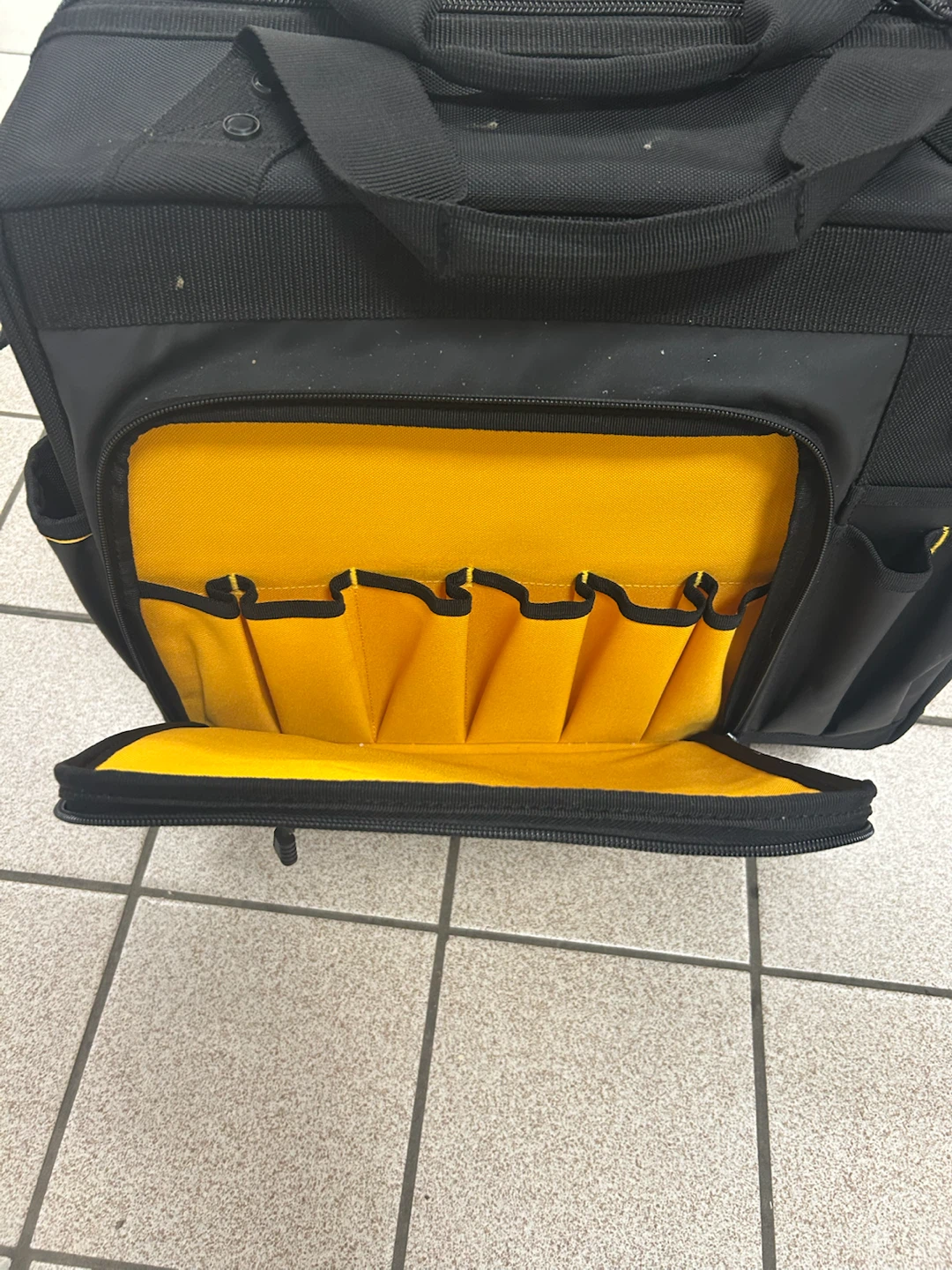 DEWALT Pro 18" Rolling Tool Bag (DWST560100) - photo 4