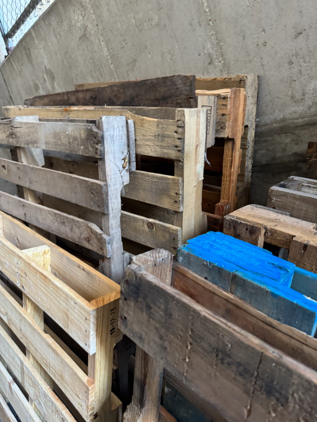 12 wood pallets everything 8$ cash - photo 2