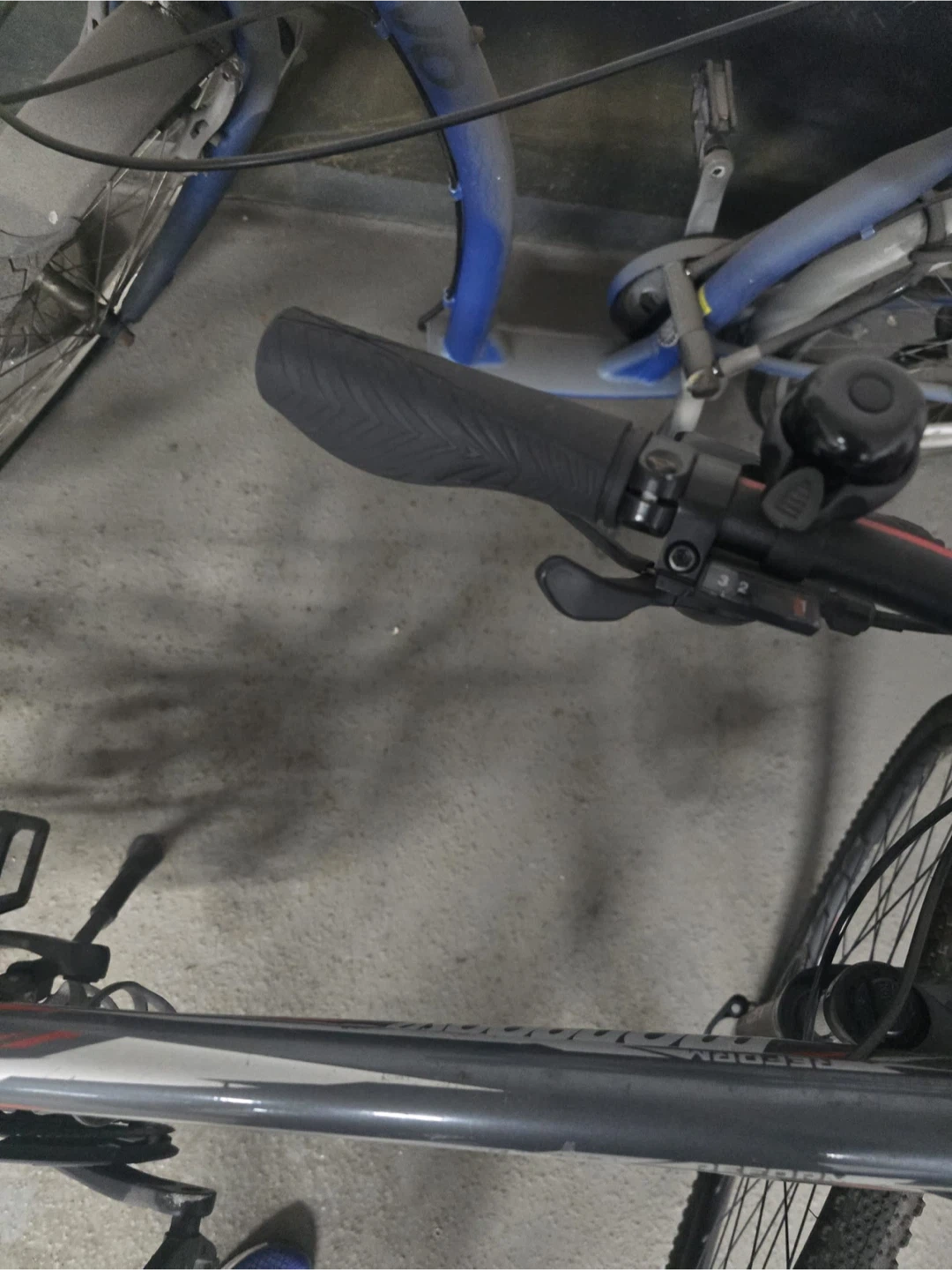 Mongoose Mountain Bike - 26 inch - photo 4