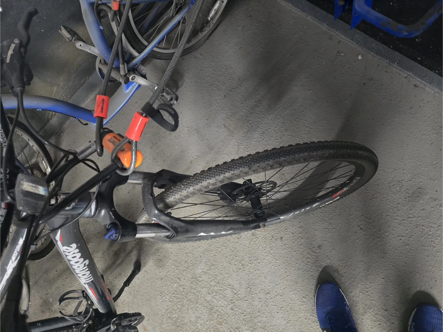 Mongoose Mountain Bike - 26 inch - photo 3
