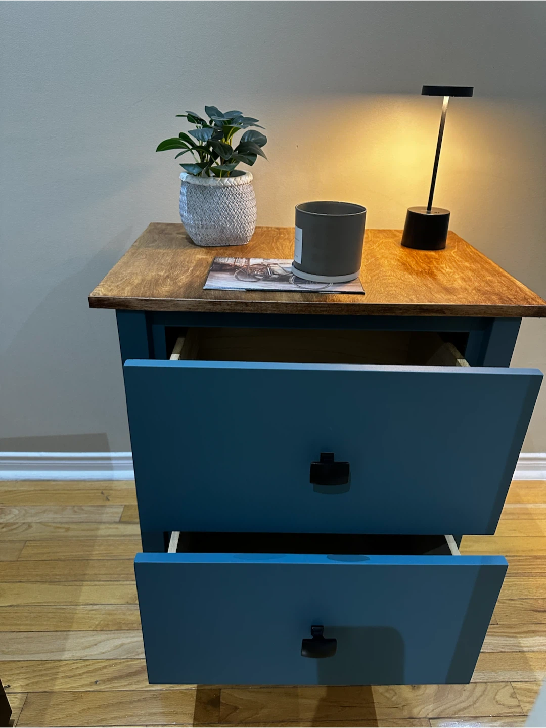 ✨ Hand-Refinished Nightstand ✨ - photo 2
