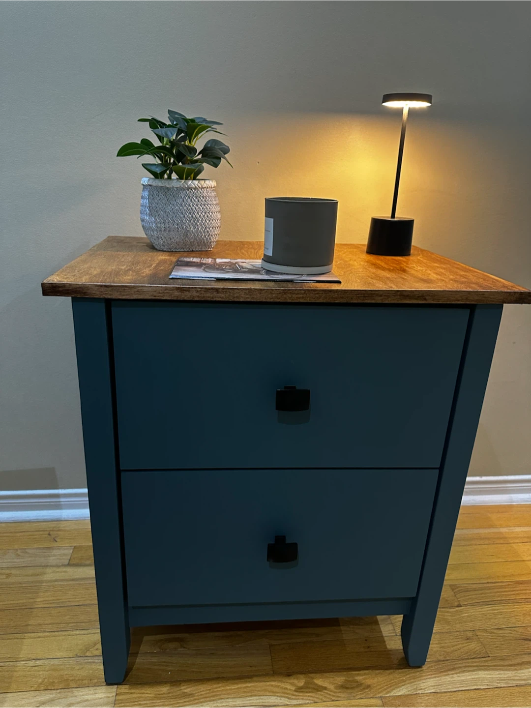 ✨ Hand-Refinished Nightstand ✨ - photo 3