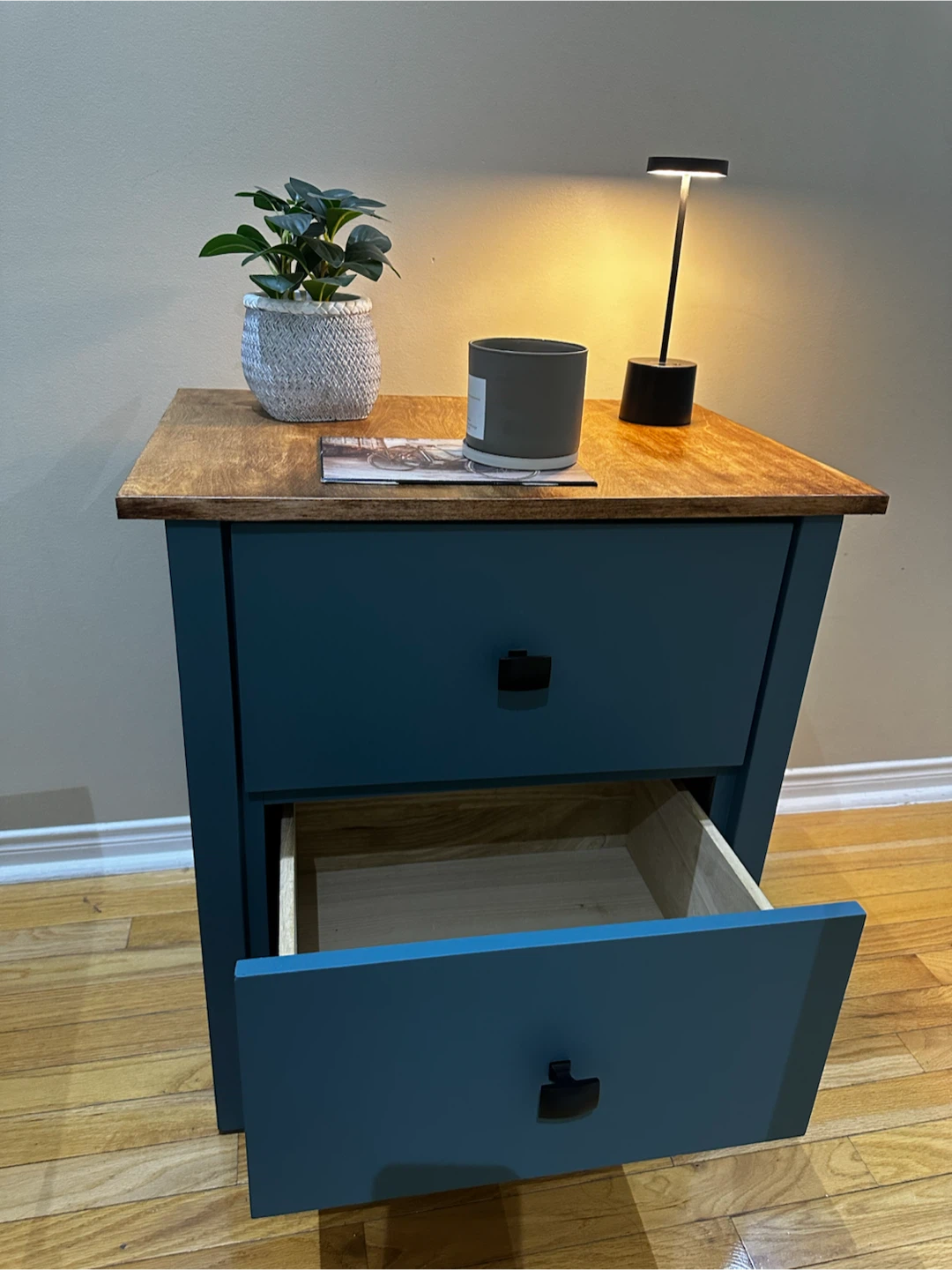 ✨ Hand-Refinished Nightstand ✨ - photo 4