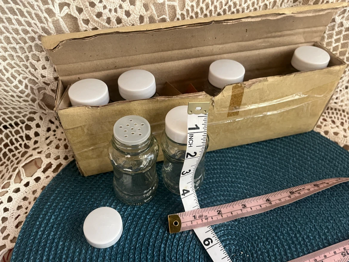 Set of 6 Glass Spice Jars with White Lids - photo 3