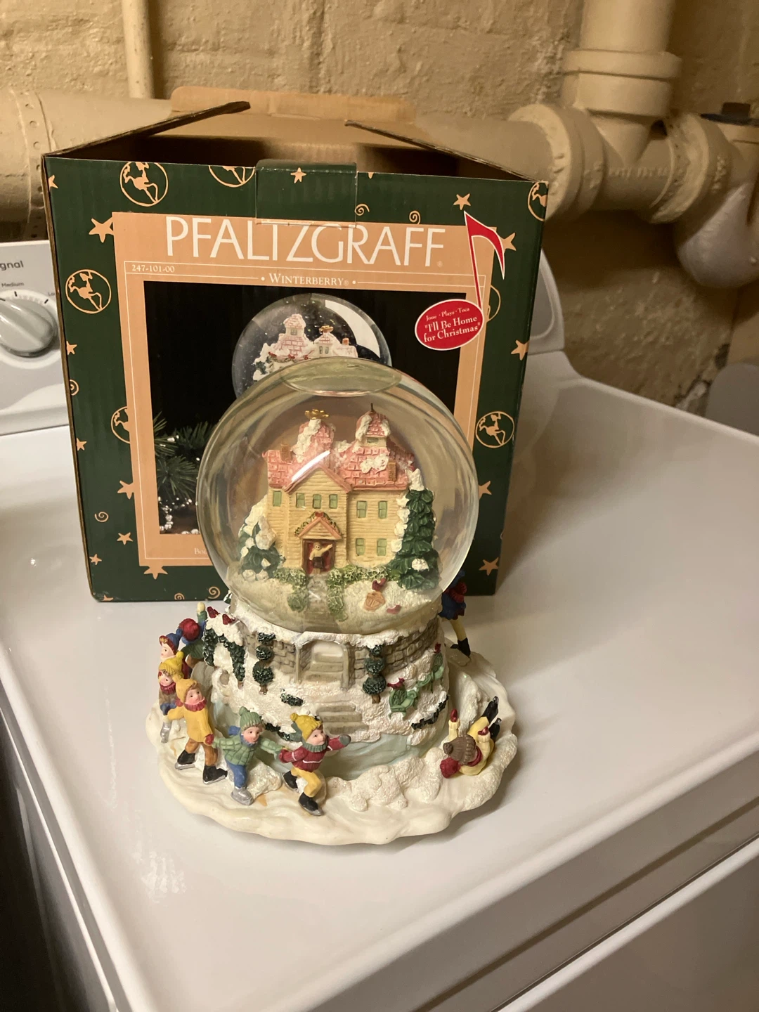 Pfaltzgraff Winterberry Musical Snow Globe