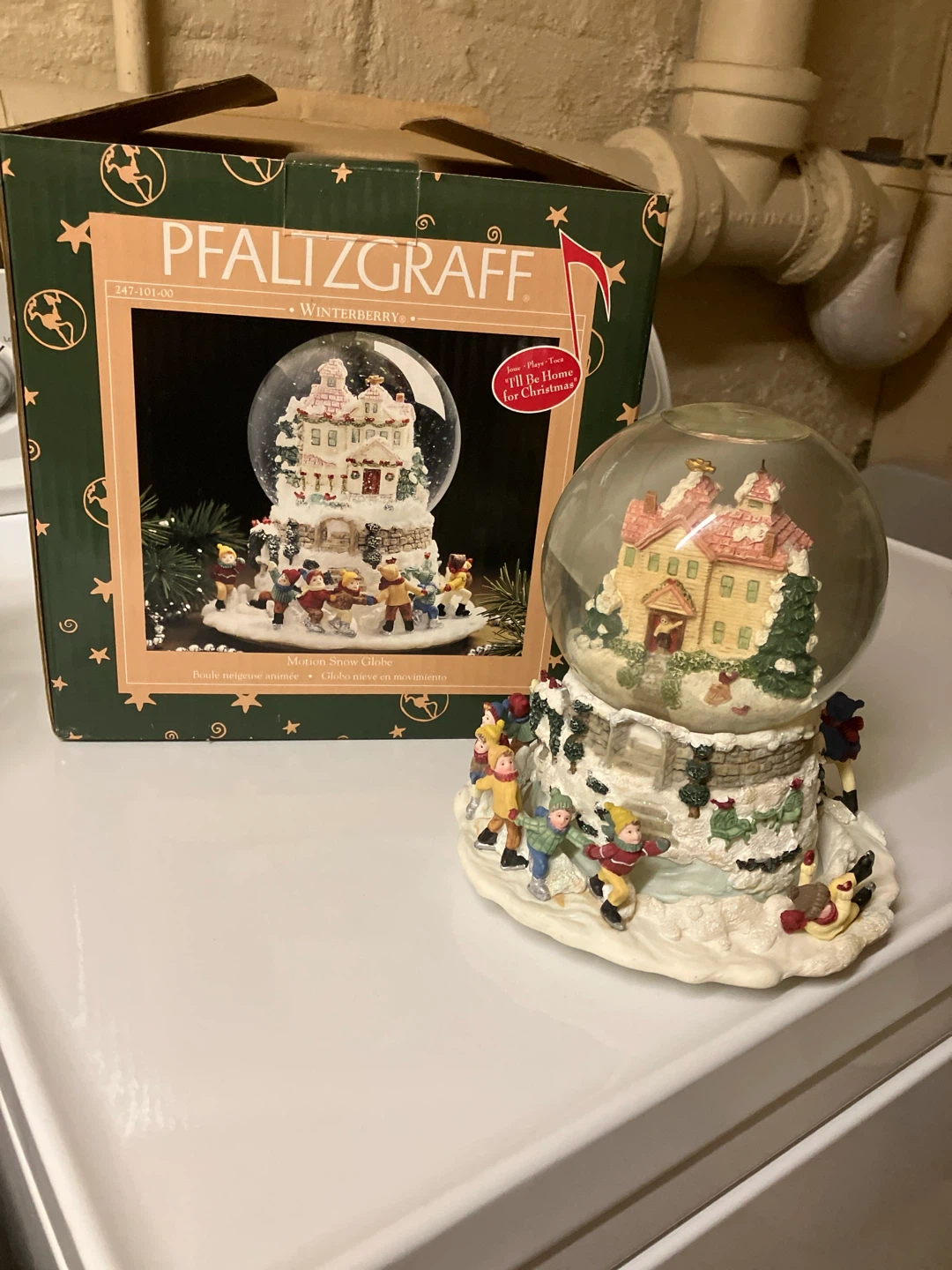 Pfaltzgraff Winterberry Musical Snow Globe - photo 2