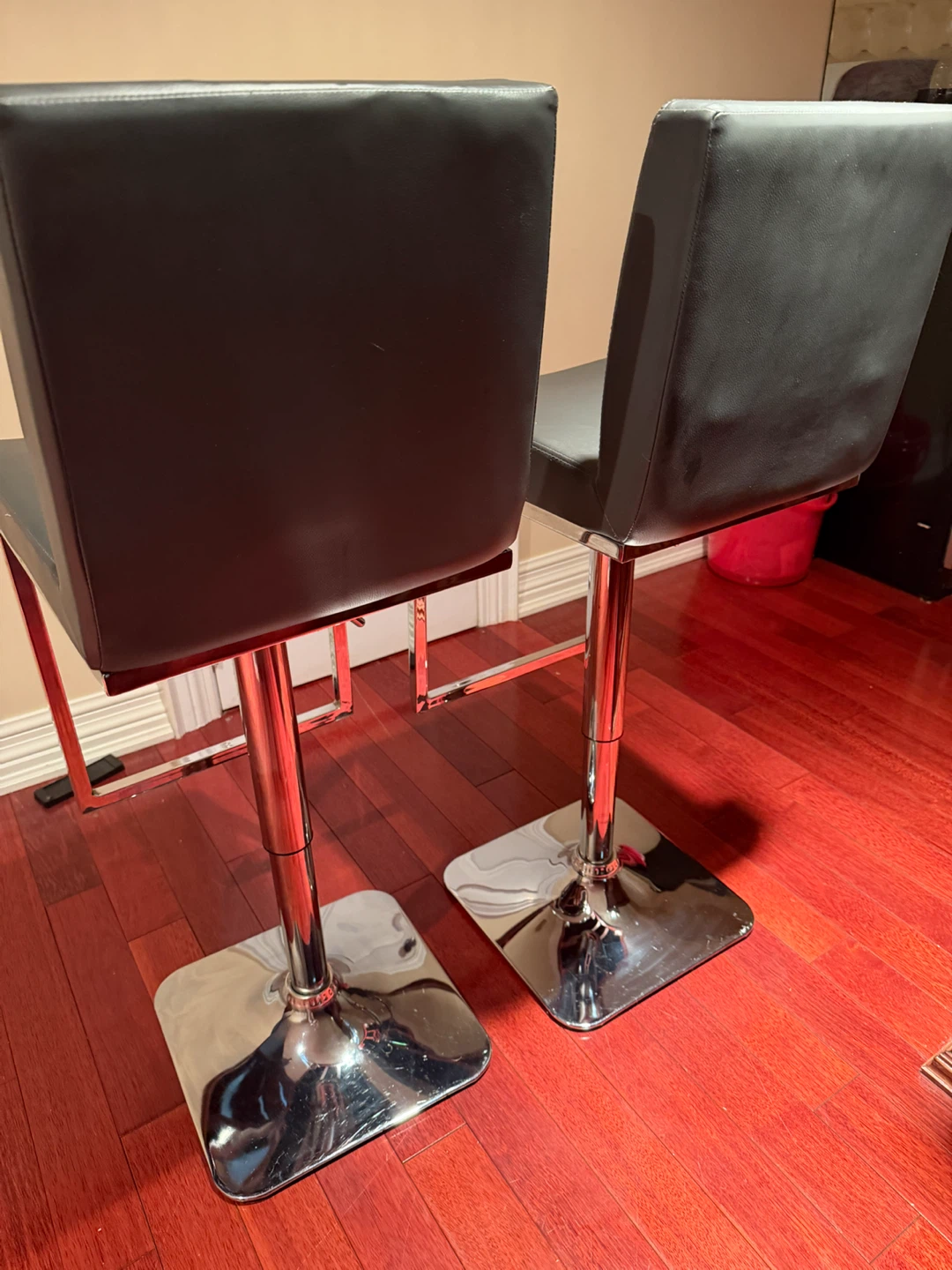 Set of 2 swivel bar stools - urban barn - photo 5
