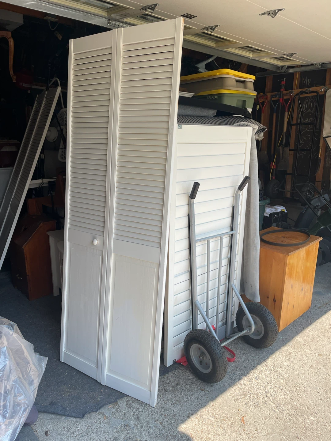 White Louvered Bi-Fold Doors - photo 2