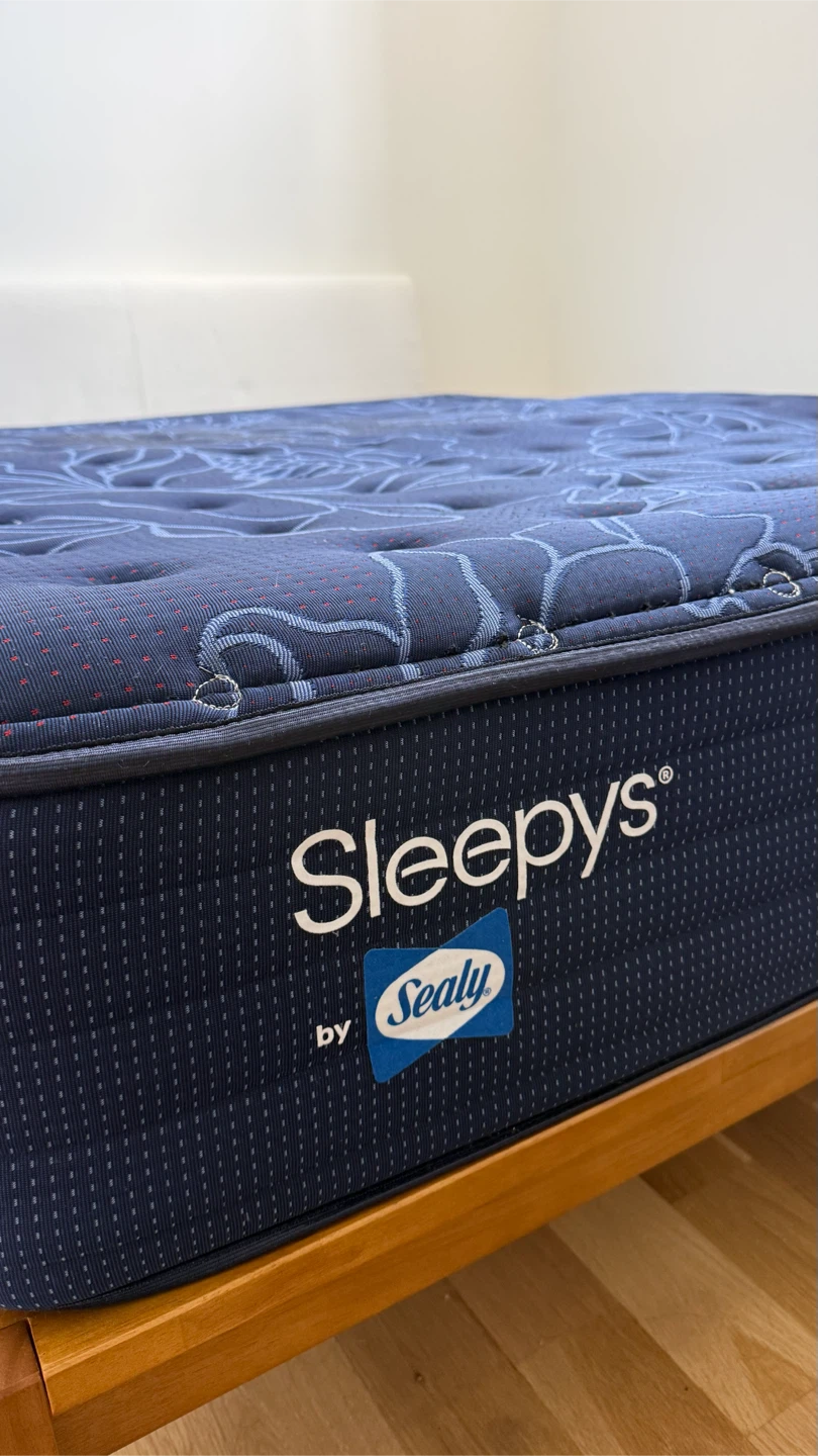 Sleepys by Sealy Mattress - Queen Size - Great Condition - photo 2