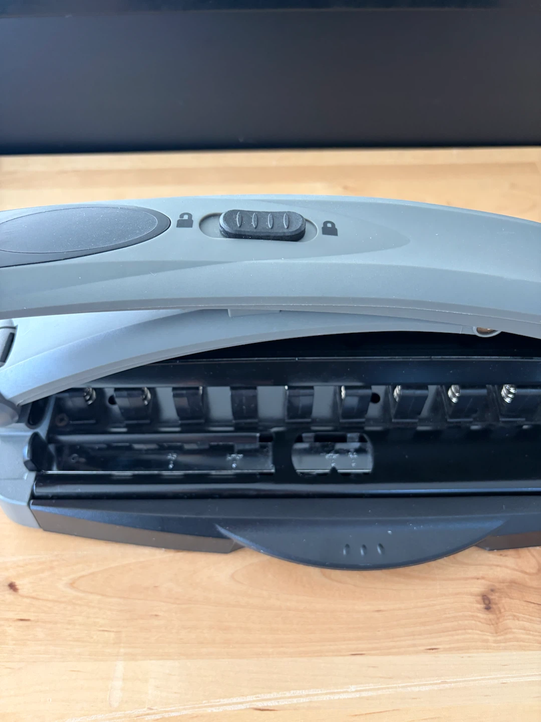 Staples Arc Desktop Paper Punch - photo 2