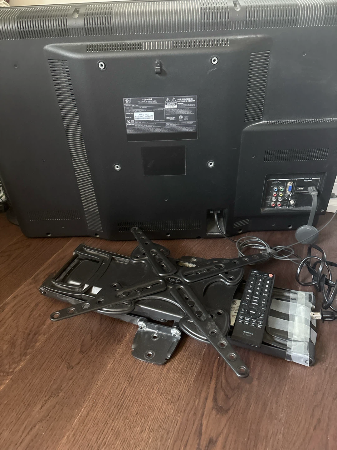 Toshiba 32" Flat Screen TV with Wall Mount and Remote