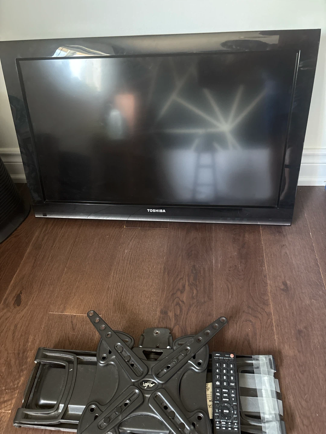 Toshiba 32" Flat Screen TV with Wall Mount and Remote - photo 2