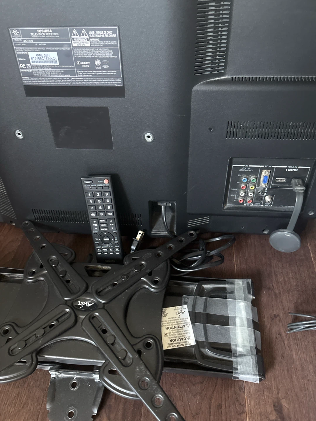 Toshiba 32" Flat Screen TV with Wall Mount and Remote - photo 3
