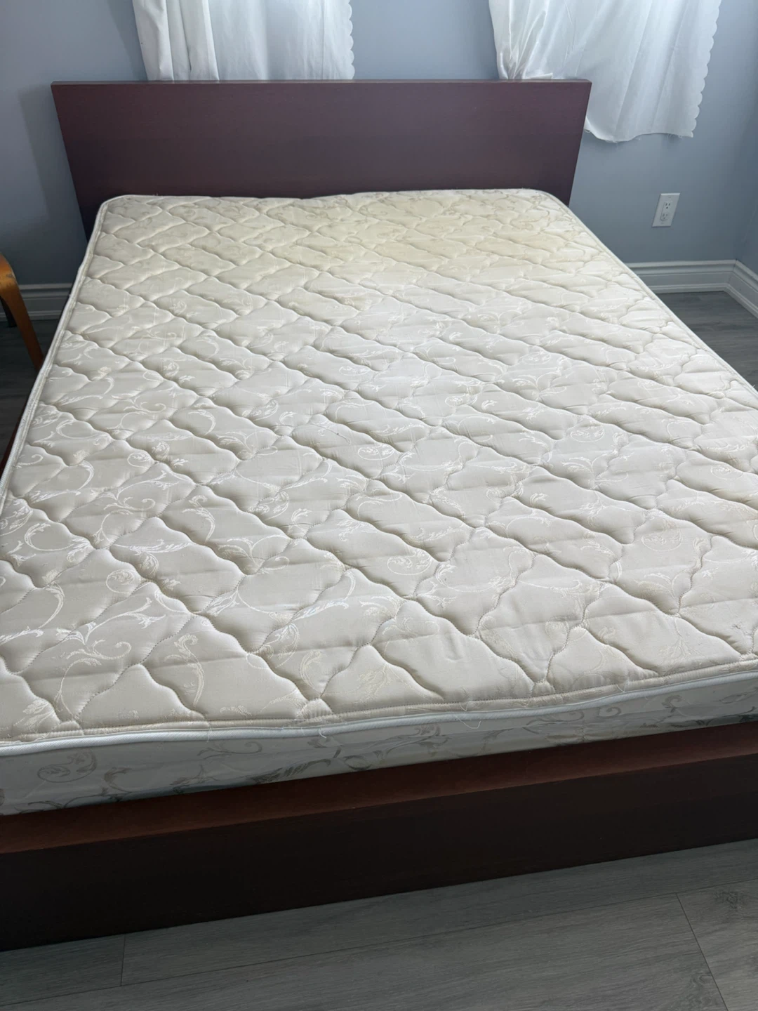 Queen size bed + mattress + drawer