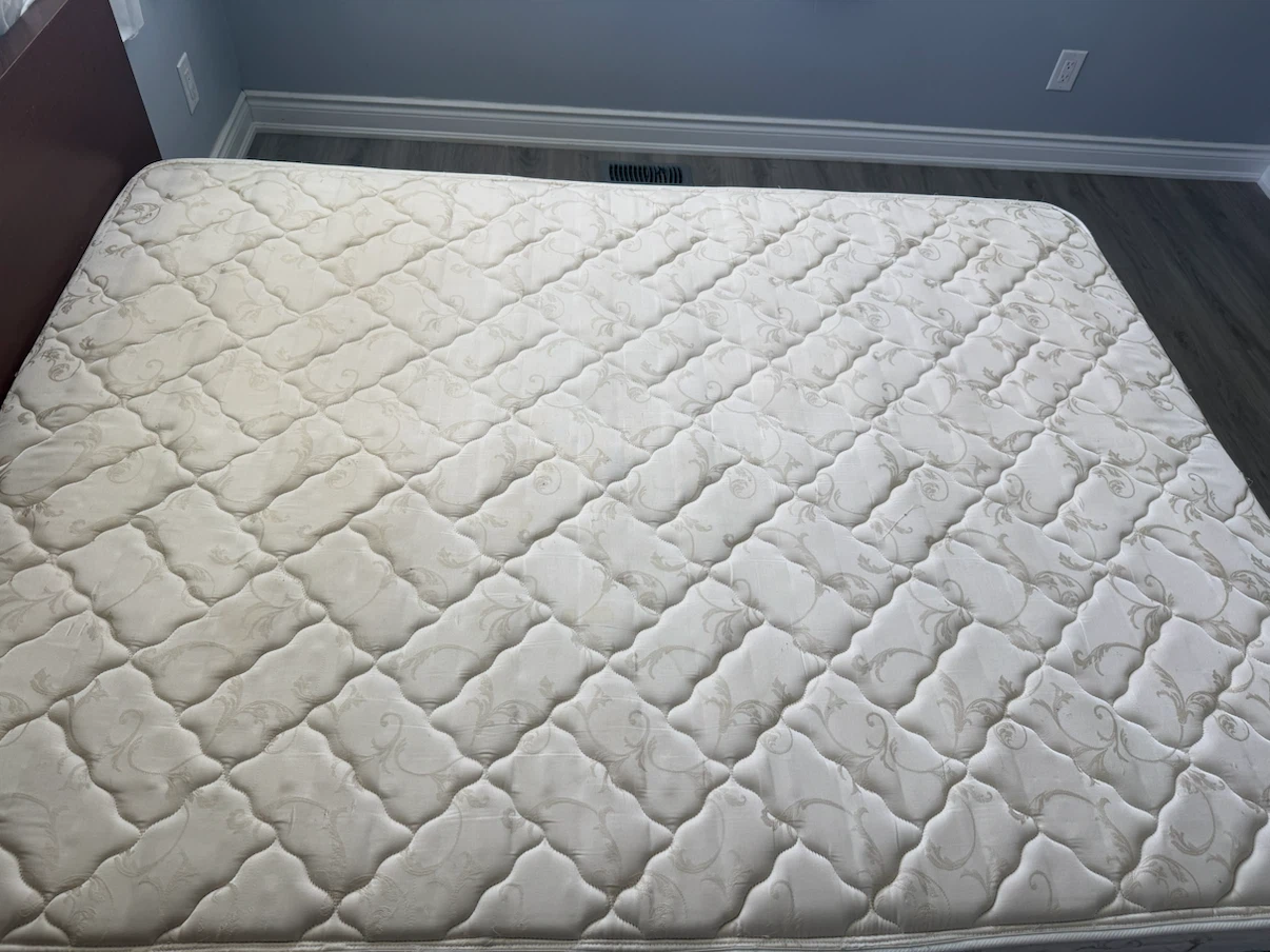 Queen size bed + mattress + drawer - photo 4