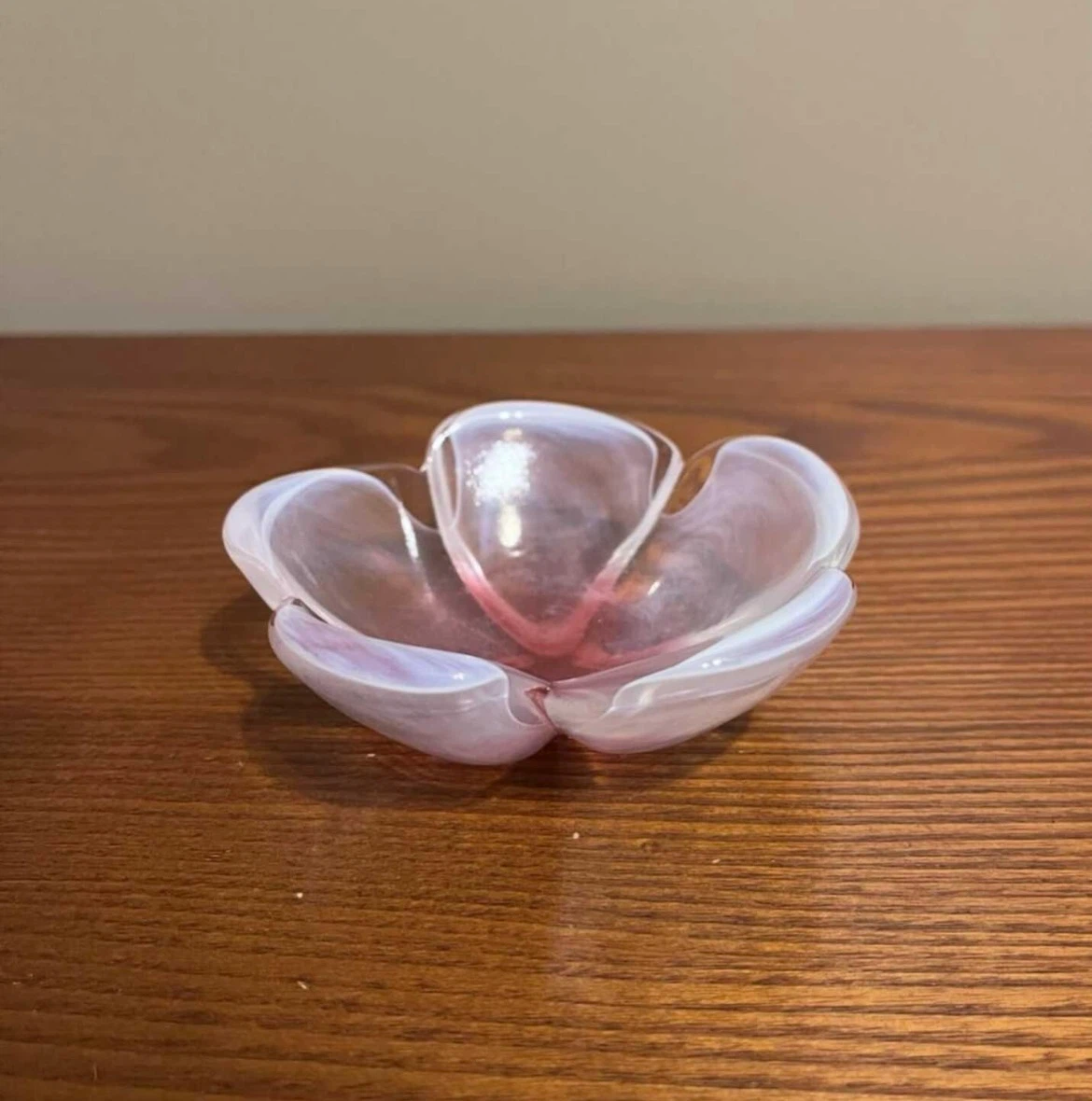 VINTAGE FLOWER SHAPED ART GLASS TRINKET DISH