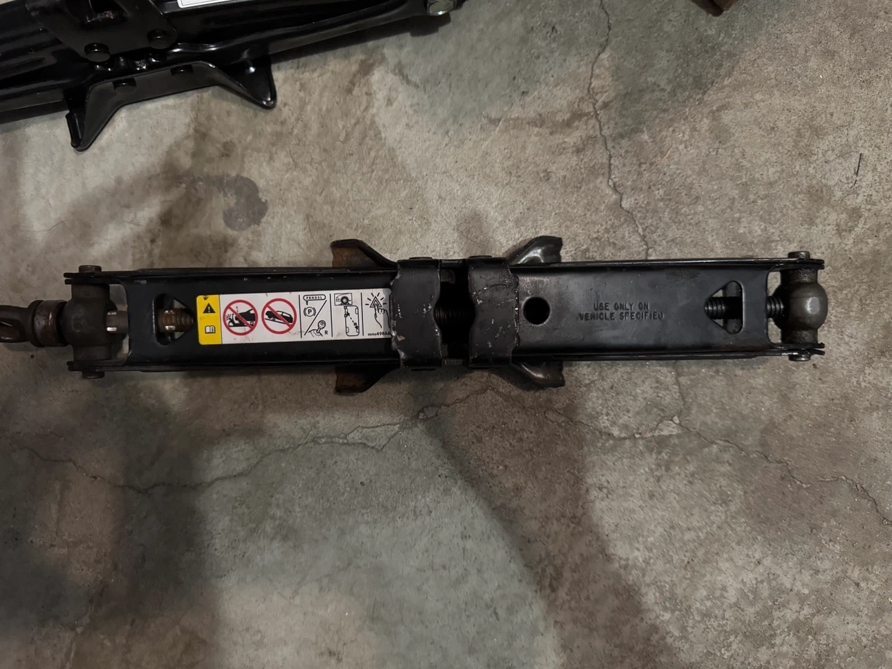 OEM Scissor Jack – Excellent Condition - photo 2
