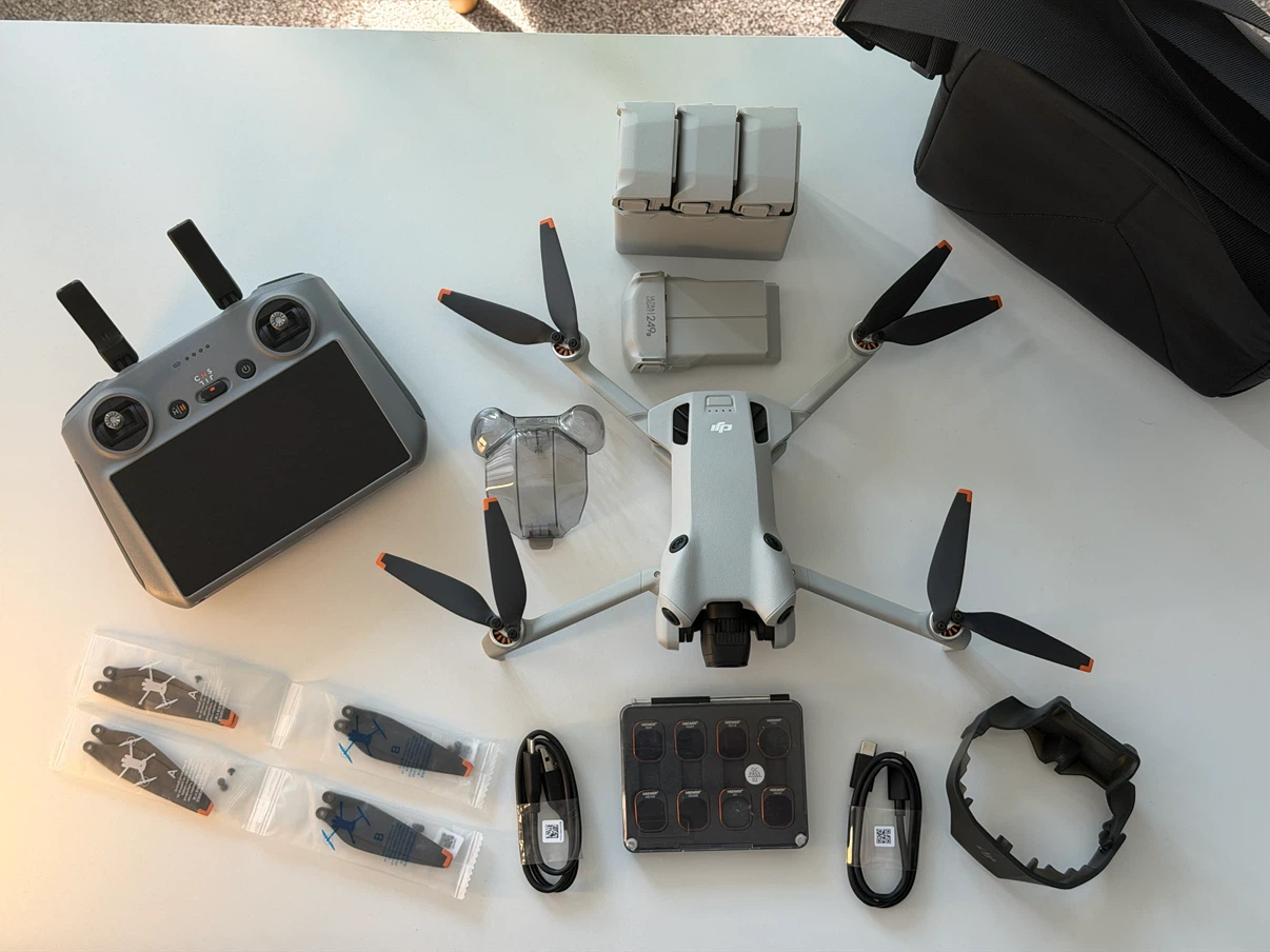DJI Mini 4 Pro Fly More Combo + 4 Batteries + Neewer Filter Kit