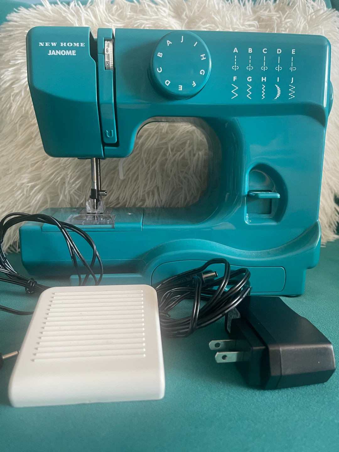 NEW HOME Janome Teal Sewing Machine with Accessories