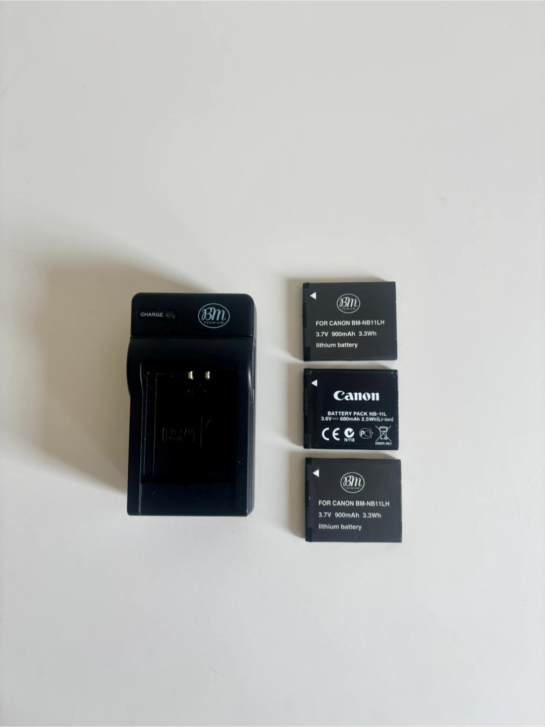Canon IXUS Digital Camera with 3 Batteries and Charger - photo 4