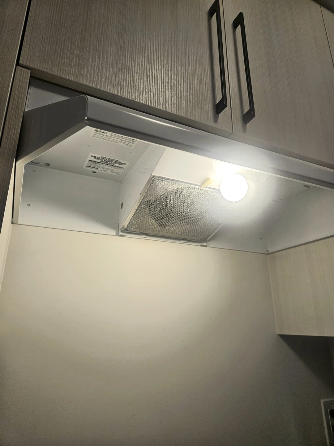 Broan White Under Cabinet Range Hood - photo 5