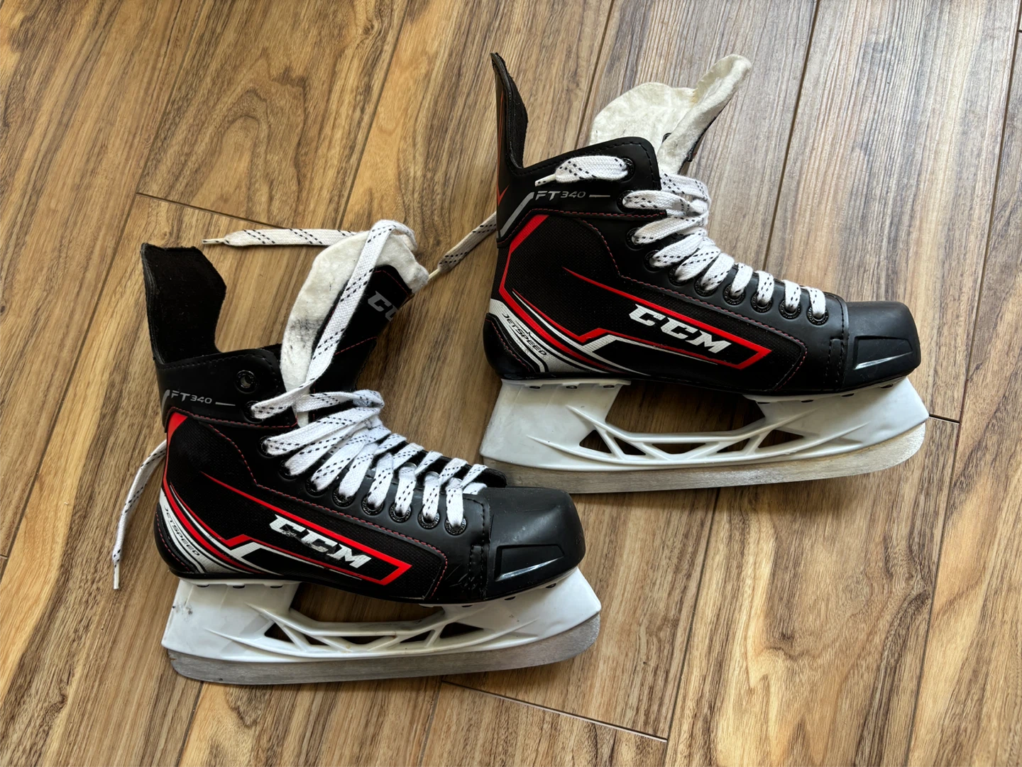 CCM youth skates size 5 - photo 2