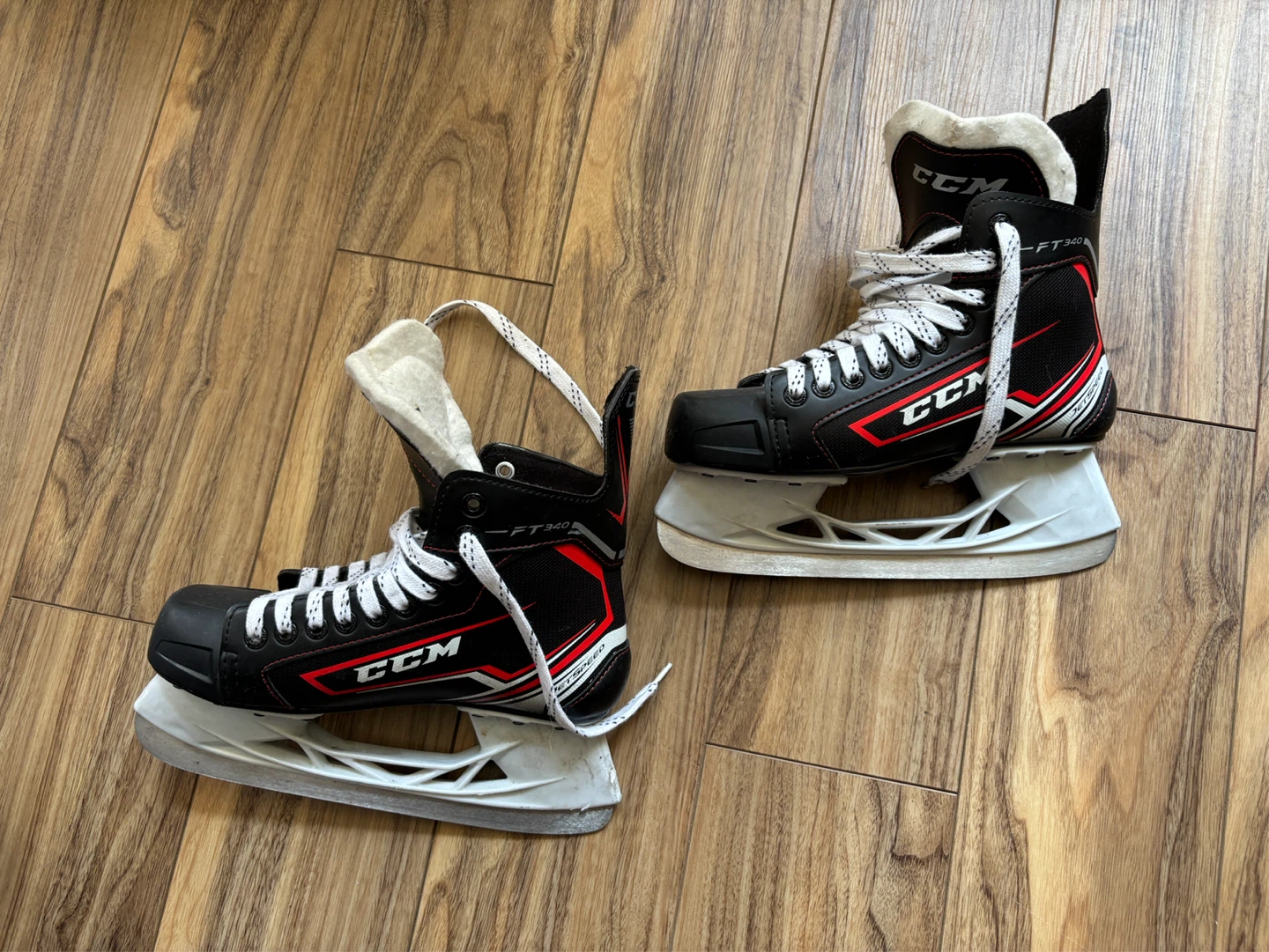 CCM youth skates size 5 - photo 3