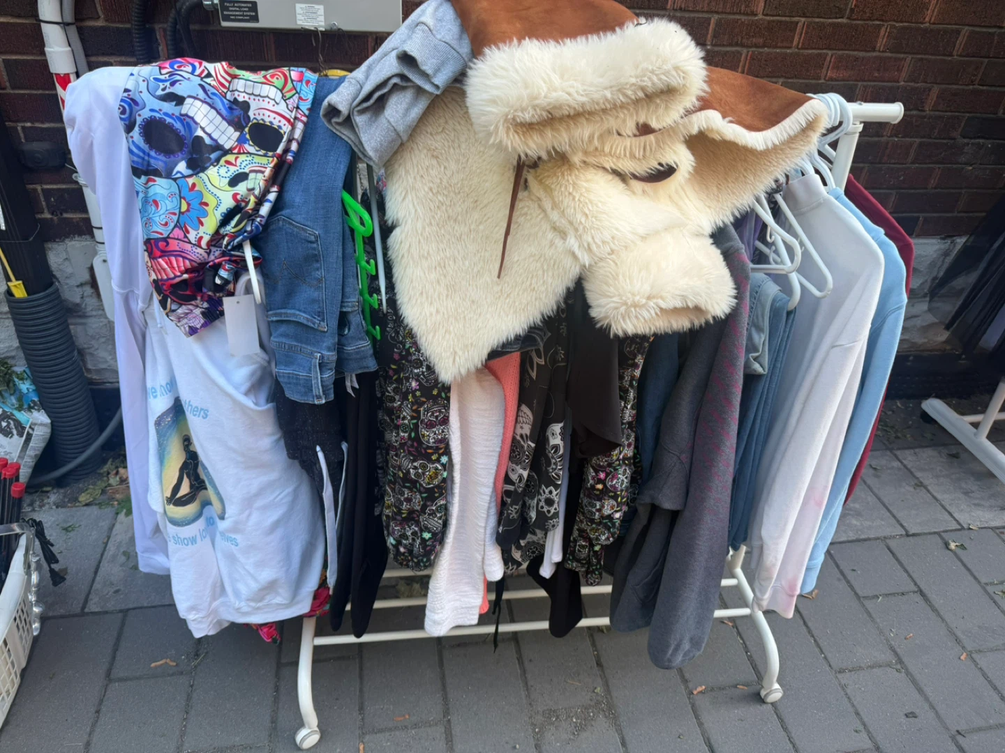 Garage sale happening till 6 pm - photo 2