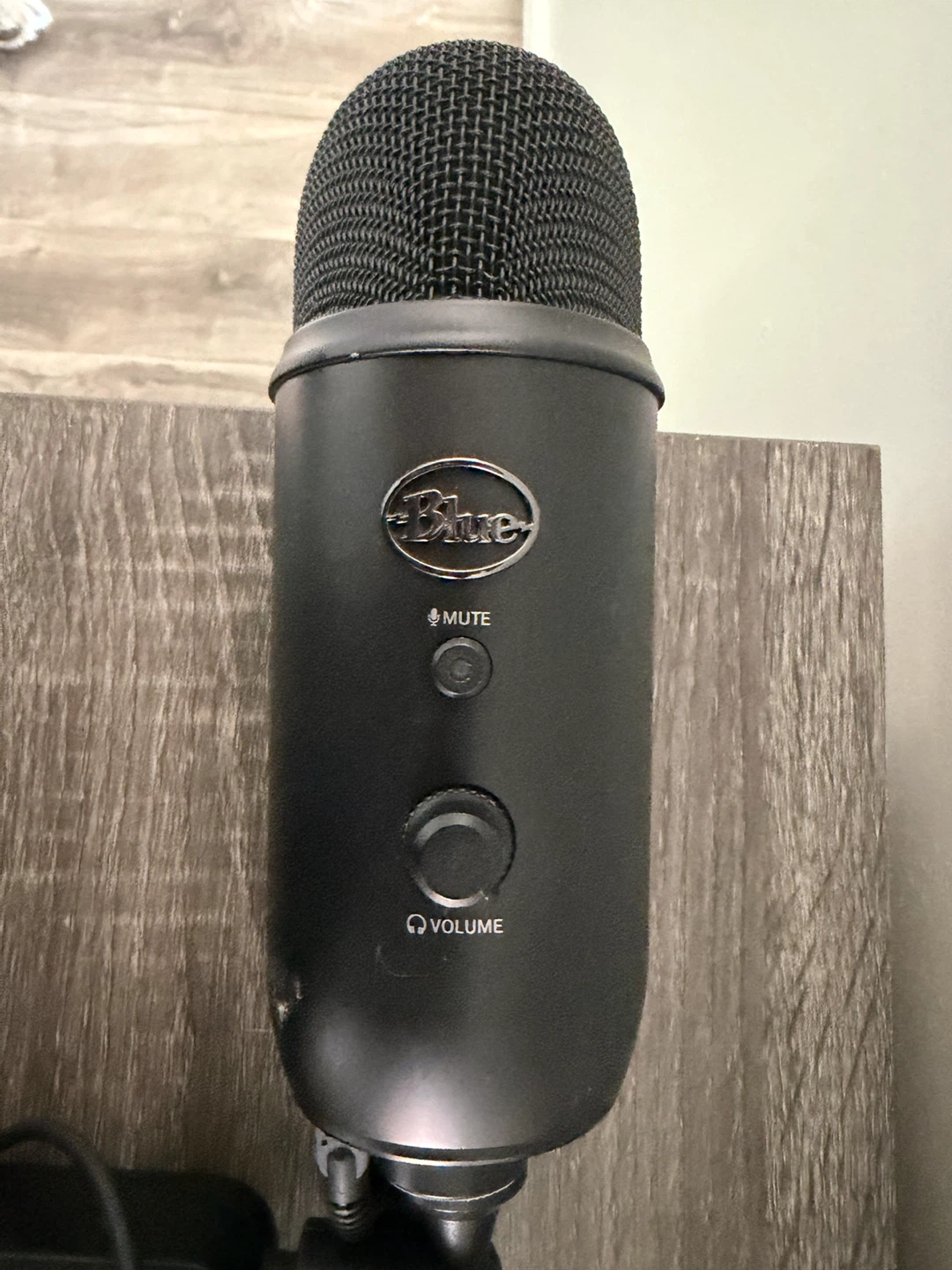 Like new Blue Yeti Microphone with desk Boom Arm - photo 3