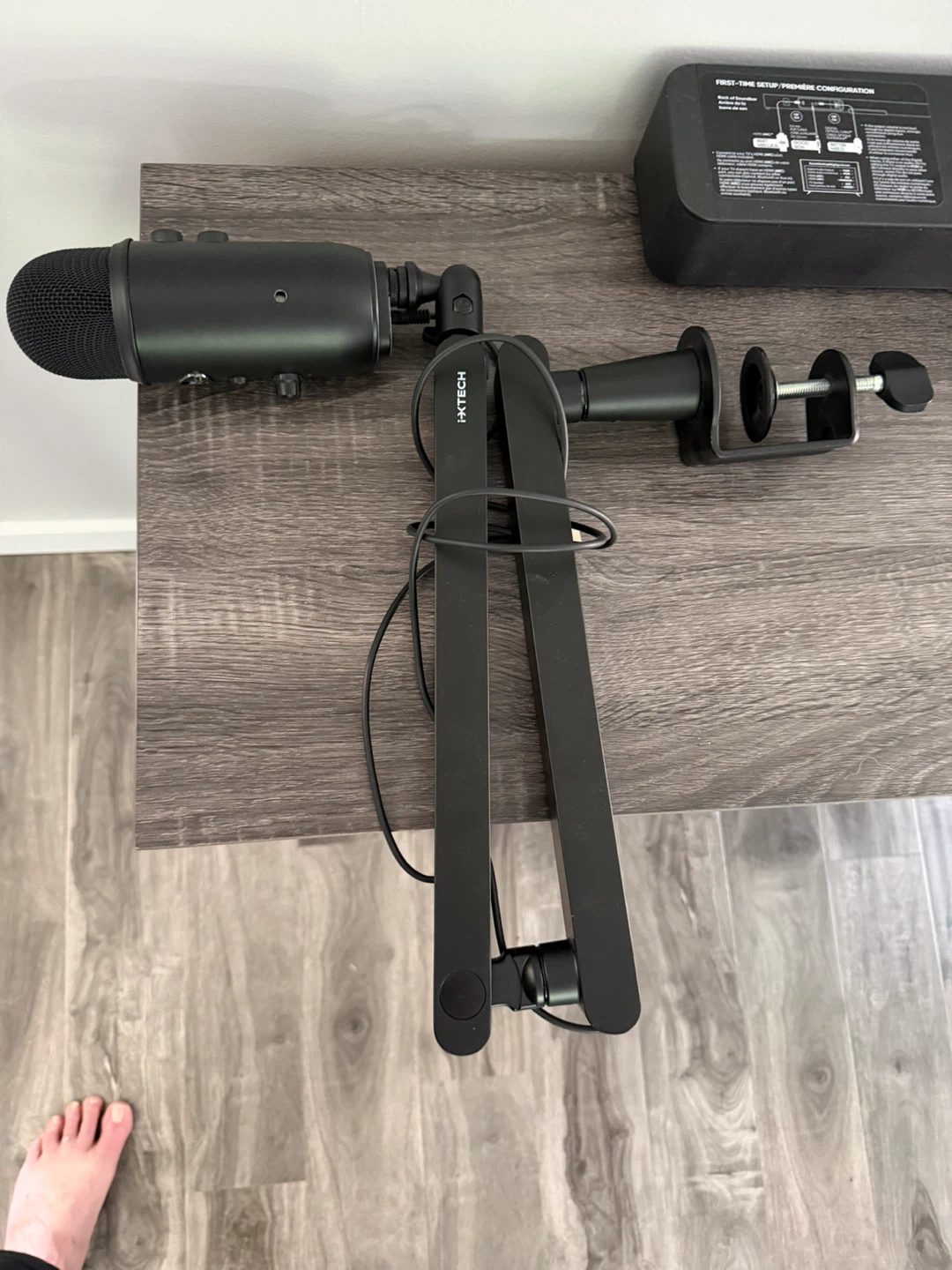 Like new Blue Yeti Microphone with desk Boom Arm - photo 4