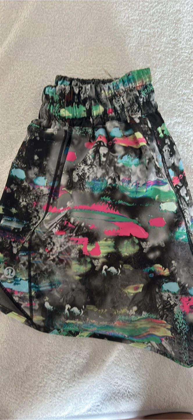Lululemon hottyhot shorts Size 4