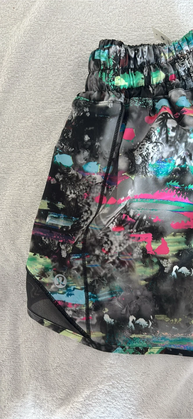 Lululemon hottyhot shorts Size 4 - photo 5