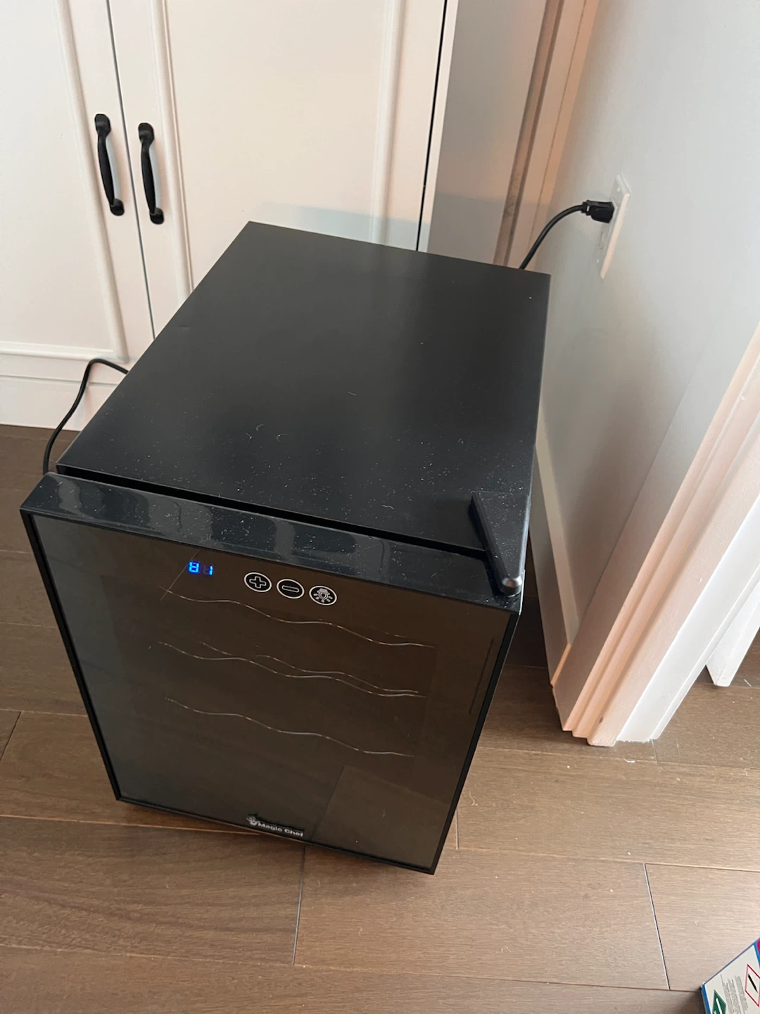 Wine Cooler - Magic Chef Freestanding 12 Bottle Capacity - photo 2