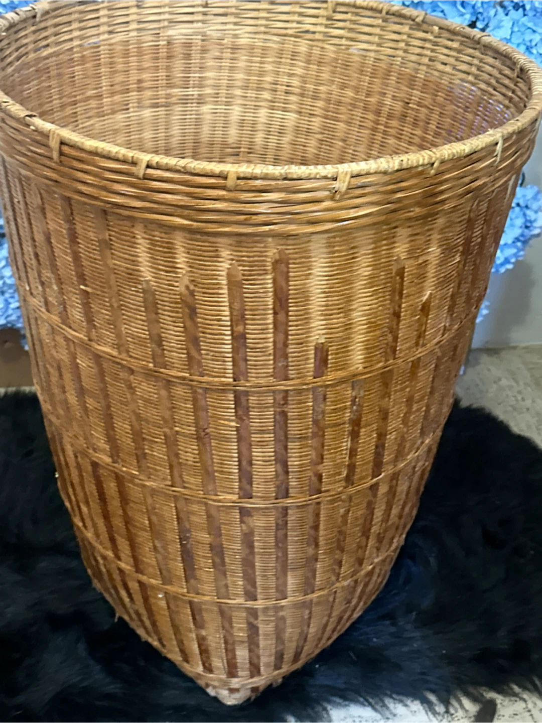 Large mid century wicker rattan laundry basket - photo 4