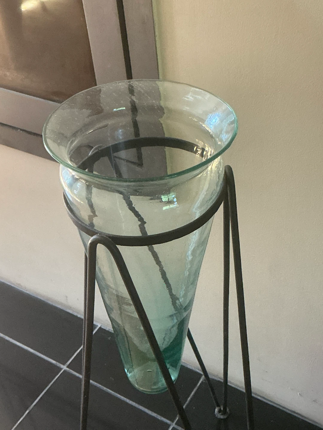 Floor standing trumpet vase with black steel tripod stand - photo 2