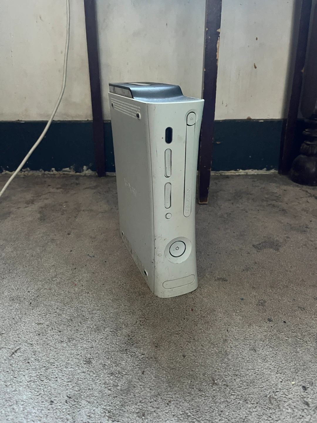 White Xbox 360 look at description
