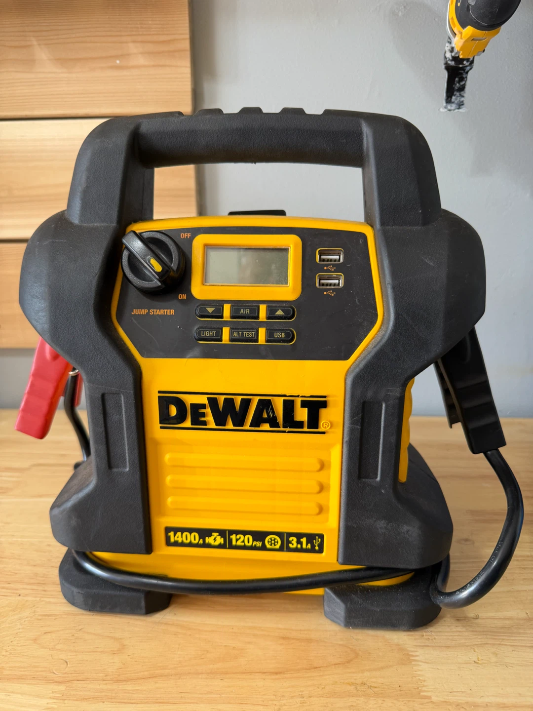 DEWALT DXAEJ14 Jump Starter - compressor - light