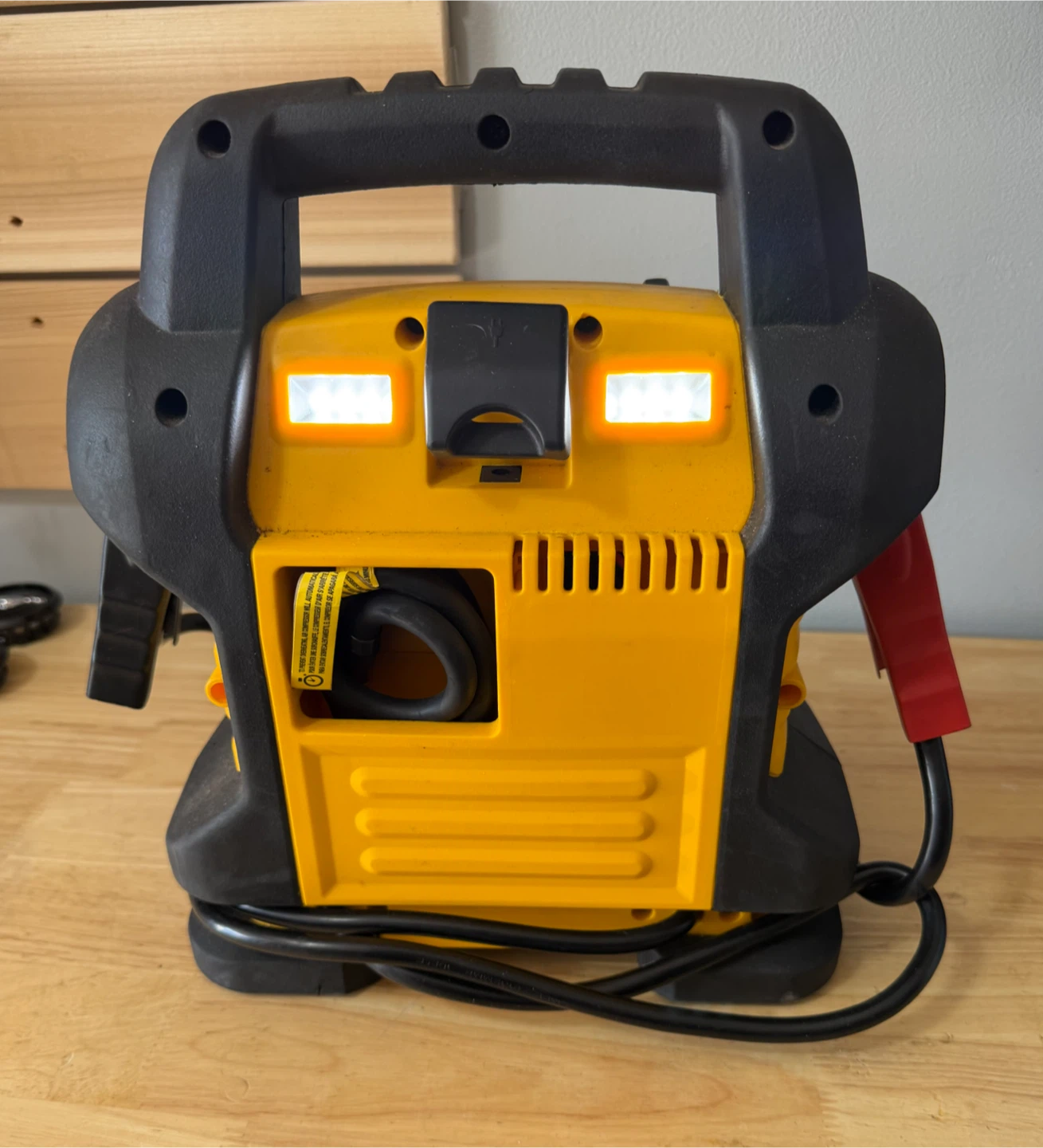 DEWALT DXAEJ14 Jump Starter - compressor - light - photo 3