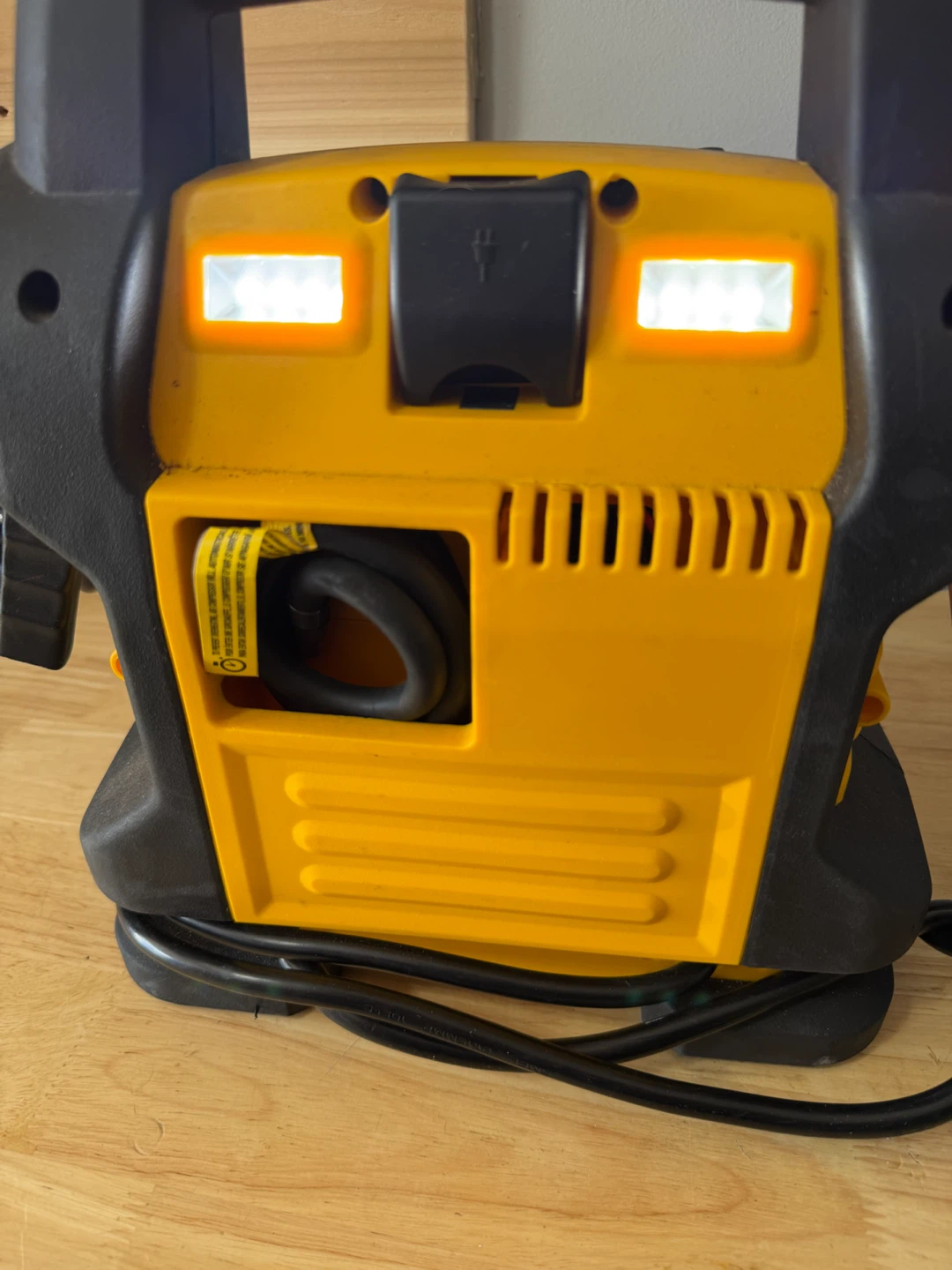 DEWALT DXAEJ14 Jump Starter - compressor - light - photo 4